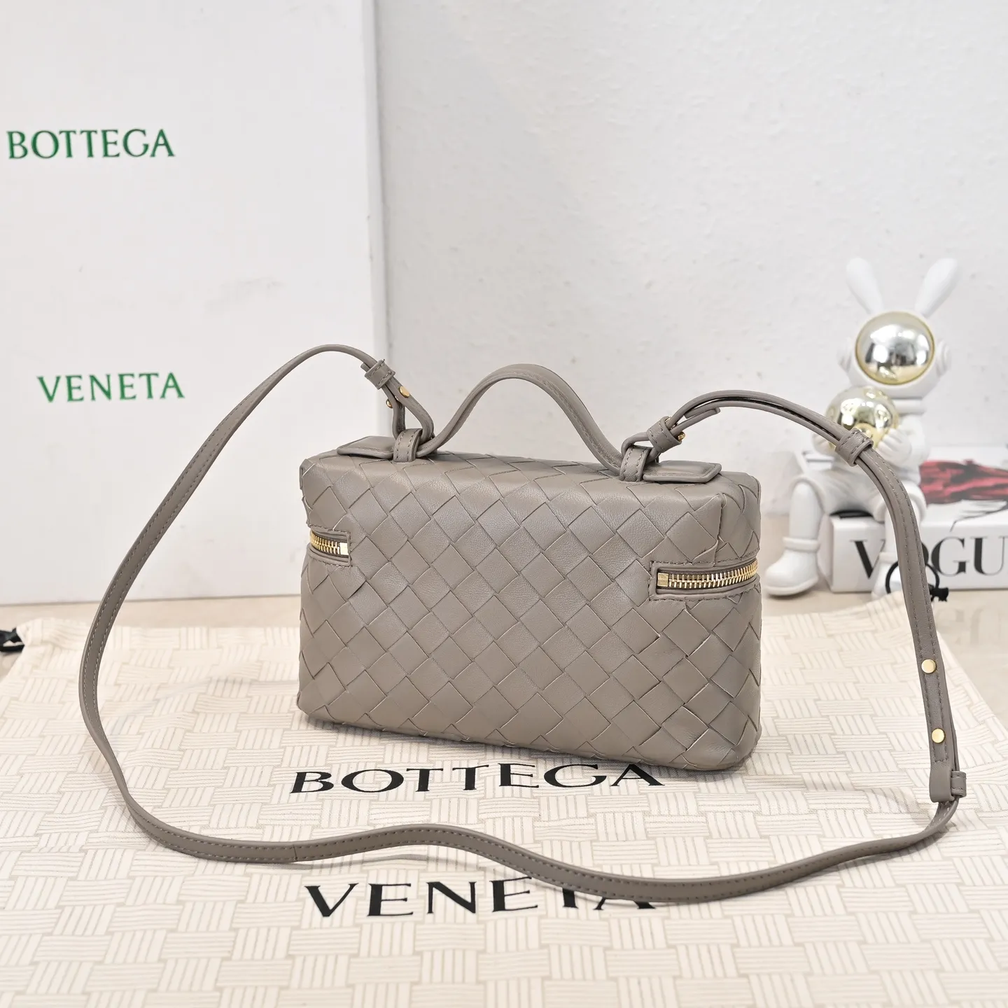 Batch 1360 Bottega Veneta 24 spring and summer woven zipper crossbody bag. A crossbody bag that can be used as a cosmetic bag. The exquisite weaving and compact body are an indispensable accessory for the upcoming summer. The double zipper also better protects the bag. It has a large capacity. If you like it, don’t miss it. Style number: 9109 Size: 22*12.5*5cm